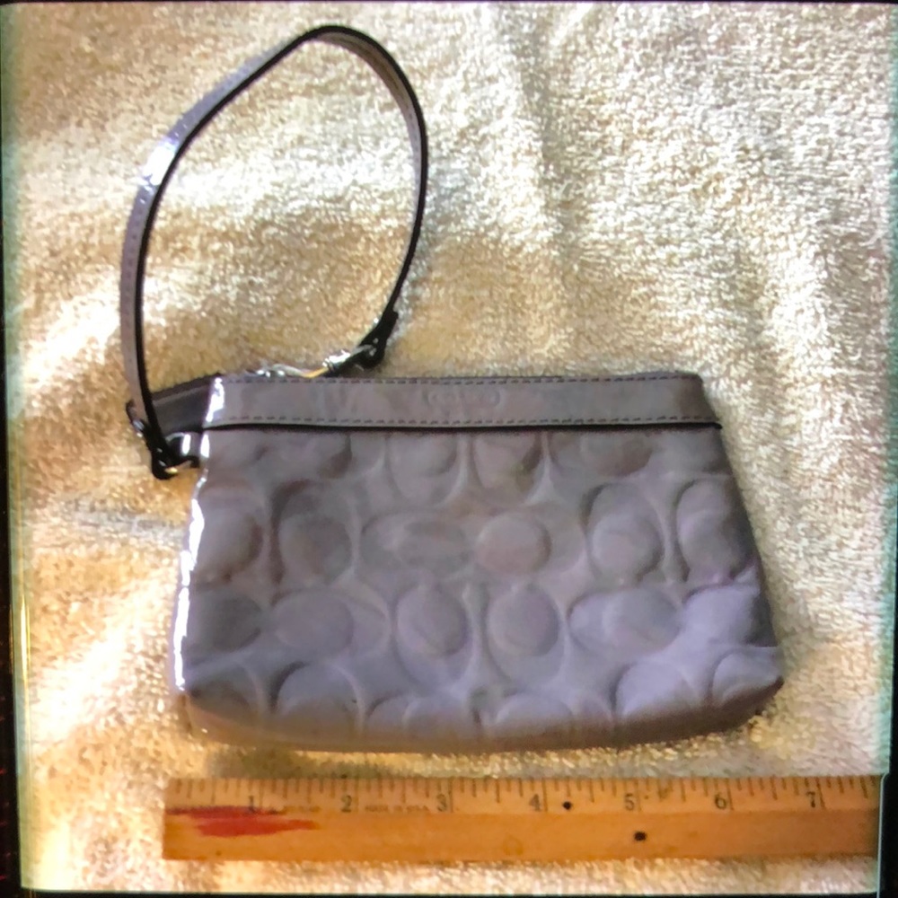 MOVING SALE NO HAGGLING WOMEN AUTHENTIC COACH LILAC SIGNATURE C’S WRISTLET